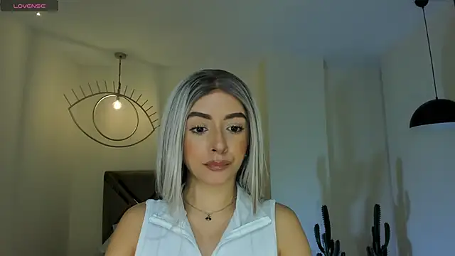 Snapshot of IsabellaMoreau chatting on 02/22/26, 05:44 IsabellaMoreau online show from 02/22/26, 05:44