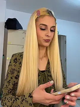 SelenaDaze online show from 04/25/26, 10:40