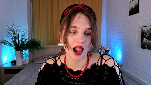 Snapshot of TessaMill chatting on 11/18/25, 09:14 TessaMill online show from 11/18/25, 09:14