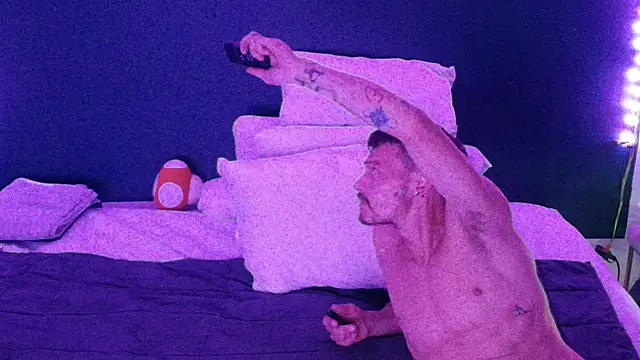 Snapshot of cough2getoff chatting on 09/25/25, 01:53 cough2getoff online show from 09/25/25, 01:53