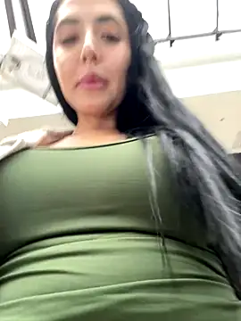 Snapshot of oh_nina chatting on 09/17/25, 08:21 oh nina online show from 09/17/25, 08:21