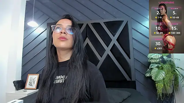 zoe martins  online show from 11/21/25, 05:33