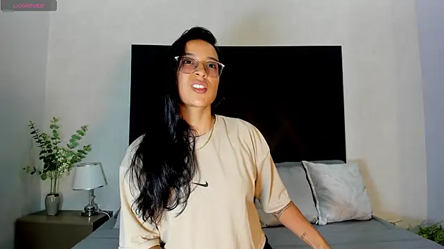 zoe martins  online show from 06/09/26, 05:35