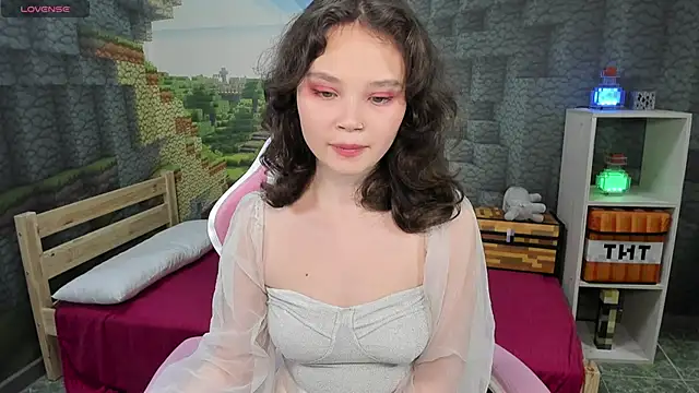 EmilyChaves online show from 09/18/25, 06:32