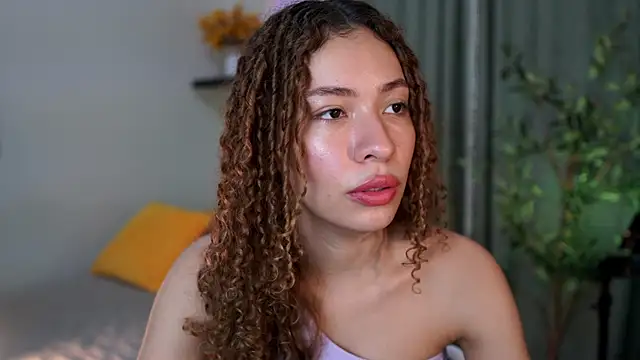 isabella-garcia- online show from 11/10/25, 11:04