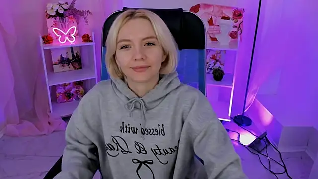 Snapshot of AuroraWrenfield chatting on 11/05/25, 04:23 AuroraWrenfield online show from 11/05/25, 04:23