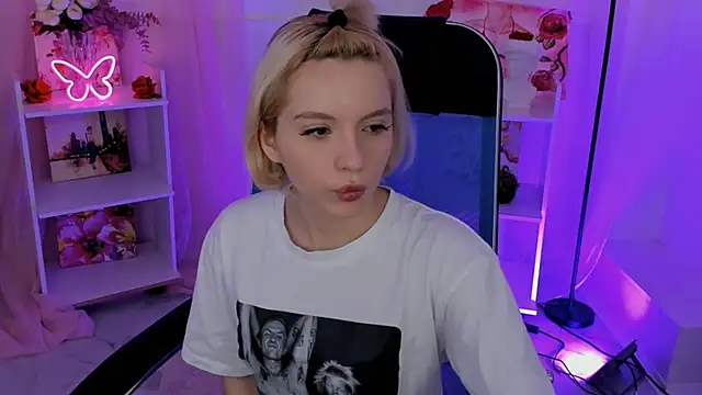 Snapshot of AuroraWrenfield chatting on 11/06/25, 07:31 AuroraWrenfield online show from 11/06/25, 07:31