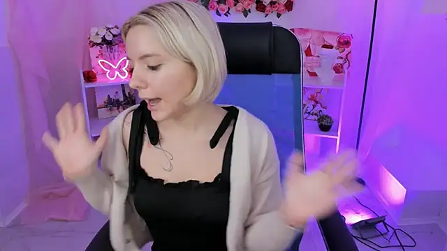 Snapshot of AuroraWrenfield chatting on 11/11/25, 04:34 AuroraWrenfield online show from 11/11/25, 04:34