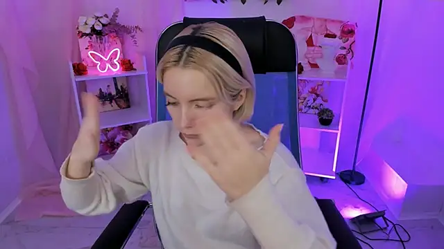 Snapshot of AuroraWrenfield chatting on 11/12/25, 04:13 AuroraWrenfield online show from 11/12/25, 04:13