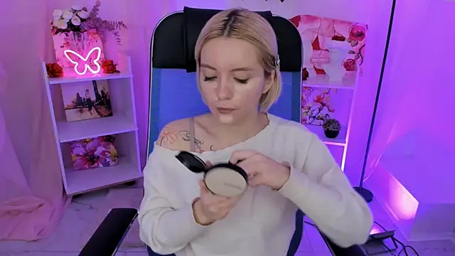 Snapshot of AuroraWrenfield chatting on 11/13/25, 04:33 AuroraWrenfield online show from 11/13/25, 04:33