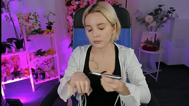 Snapshot of AuroraWrenfield chatting on 11/27/25, 04:25 AuroraWrenfield online show from 11/27/25, 04:25