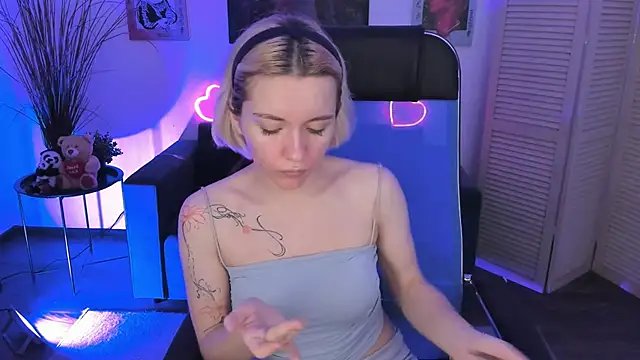 Snapshot of AuroraWrenfield chatting on 12/01/25, 04:17 AuroraWrenfield online show from 12/01/25, 04:17