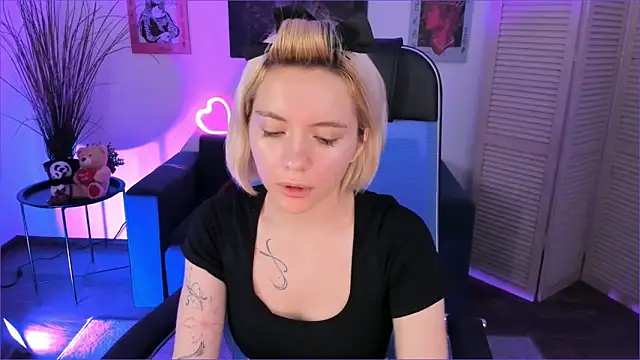 Snapshot of AuroraWrenfield chatting on 12/03/25, 12:40 AuroraWrenfield online show from 12/03/25, 12:40