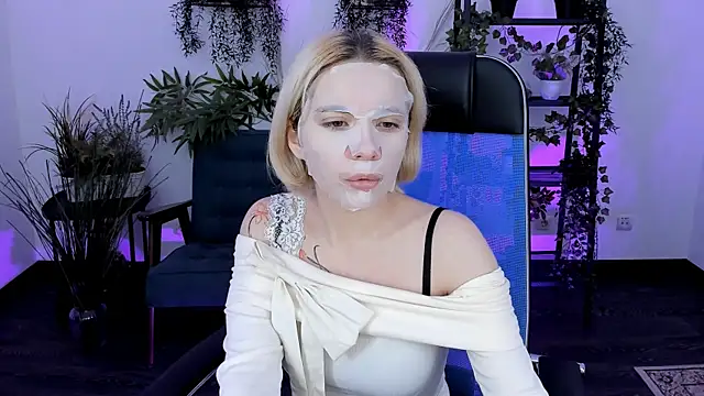 Snapshot of AuroraWrenfield chatting on 12/05/25, 04:43 AuroraWrenfield online show from 12/05/25, 04:43