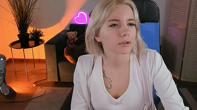 Snapshot of AuroraWrenfield chatting on 12/15/25, 02:05 AuroraWrenfield online show from 12/15/25, 02:05