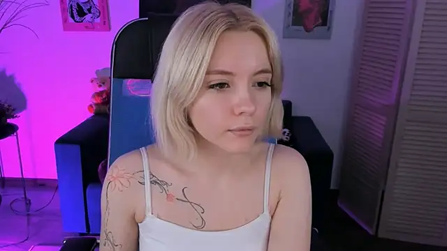 AuroraWrenfield online show from 12/22/25, 03:25