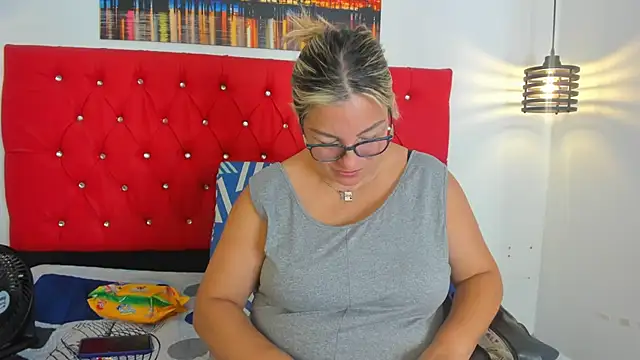 carolinacrus01 online show from 11/25/25, 03:34