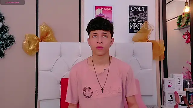 Snapshot of Axel__Evans chatting on 12/19/25, 01:40 Axel Evans online show from 12/19/25, 01:40