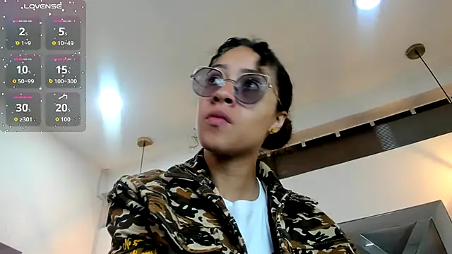 Hanna Cornee  online show from 10/17/25, 01:35