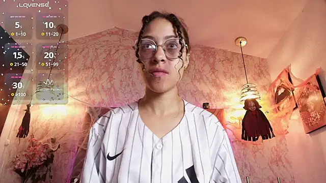 Hanna Cornee  online show from 10/28/25, 01:47