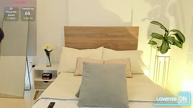 Snapshot of Lea_Joness chatting on 10/10/25, 12:20 Lea Joness online show from 10/10/25, 12:20