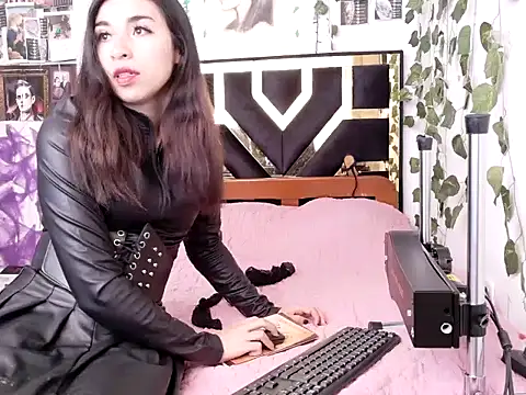 lucywhite13 online show from 11/07/25, 04:18