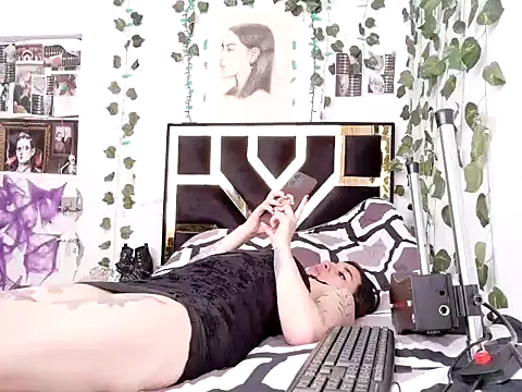 lucywhite13 online show from 11/14/25, 03:44