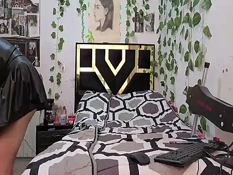 lucywhite13 online show from 12/20/25, 12:23