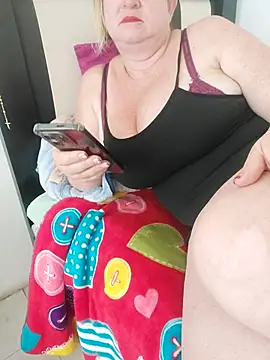 Snapshot of Miss-tetas chatting on 12/17/25, 03:40 Miss-tetas online show from 12/17/25, 03:40