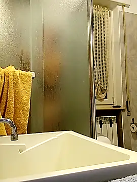 Snapshot of Io125 chatting on 11/28/25, 05:04 Io125 online show from 11/28/25, 05:04