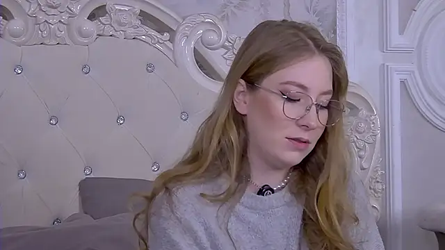 Snapshot of MiaEuphoria_ chatting on 10/08/25, 03:37 MiaEuphoria online show from 10/08/25, 03:37