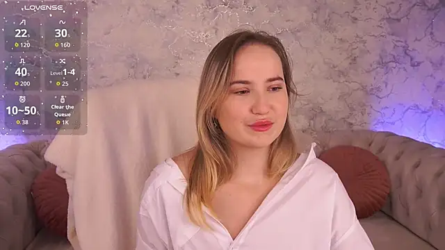 Snapshot of SofieBloom chatting on 10/07/25, 10:51 SofieBloom online show from 10/07/25, 10:51