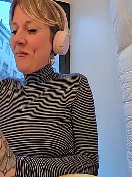 sarahpearlx online show from 12/22/25, 04:48