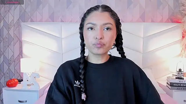 Snapshot of victoria___jonnes chatting on 10/05/25, 12:25 victoria jonnes online show from 10/05/25, 12:25