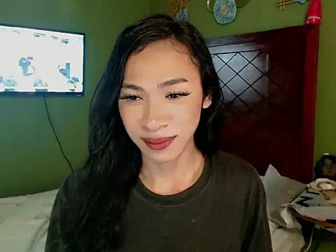 Snapshot of Annaloula chatting on 10/14/25, 02:07 Annaloula online show from 10/14/25, 02:07