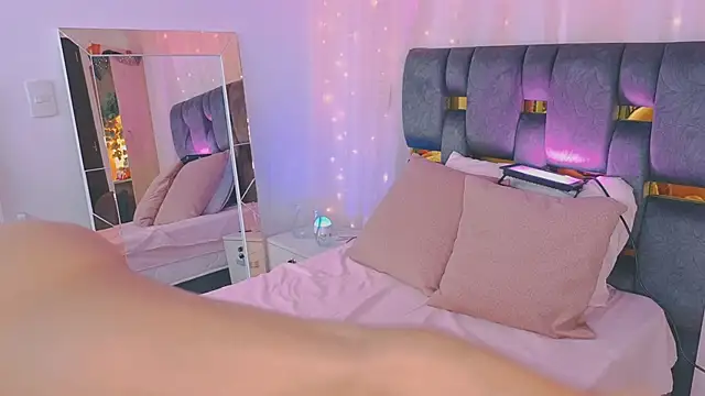 Snapshot of anitaglow chatting on 11/12/25, 10:52 anitaglow online show from 11/12/25, 10:52