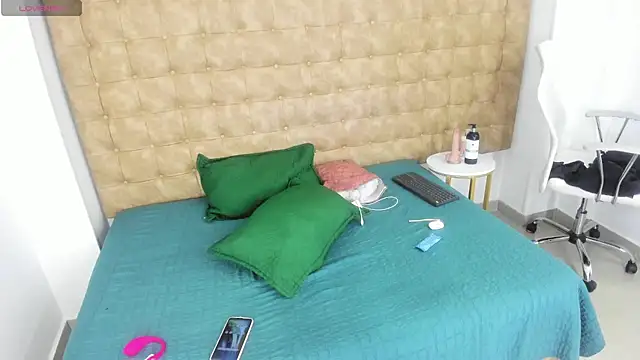 MiiaSmith   online show from 11/06/25, 09:37