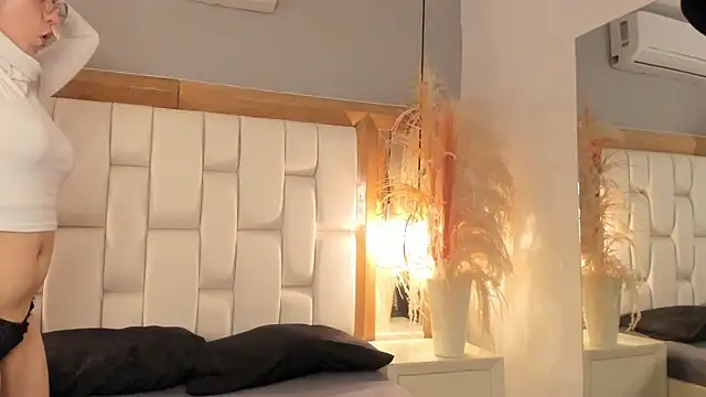 Daphne And Roger online show from 09/11/25, 11:32