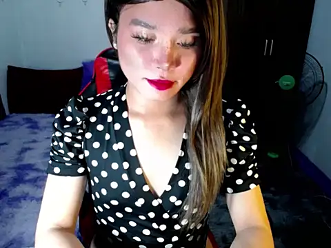 Urassiansweetcummer online show from 11/20/25, 12:27