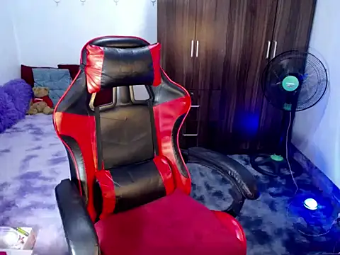 Urassiansweetcummer online show from 04/07/26, 04:24