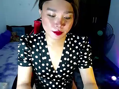 Urassiansweetcummer online show from 04/13/26, 05:13