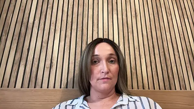 ElegantLilyXX online show from 12/17/25, 01:06