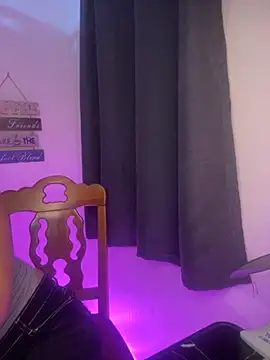 Snapshot of xo_mixy chatting on 11/18/25, 02:43 xo mixy online show from 11/18/25, 02:43