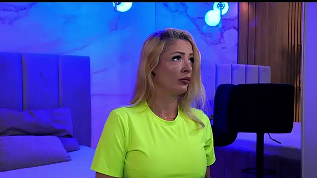 Izabellle02 online show from 04/24/26, 03:42