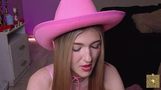 Snapshot of BeatrixGummer chatting on 10/23/25, 08:29 BeatrixGummer online show from 10/23/25, 08:29