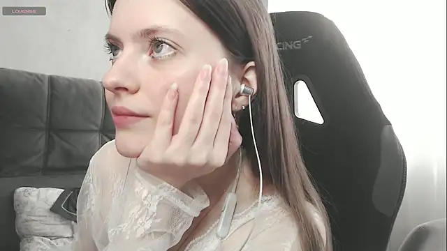 cute elfy  online show from 10/30/25, 11:22