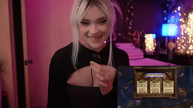 Snapshot of littlelune chatting on 10/14/25, 12:00 littlelune online show from 10/14/25, 12:00