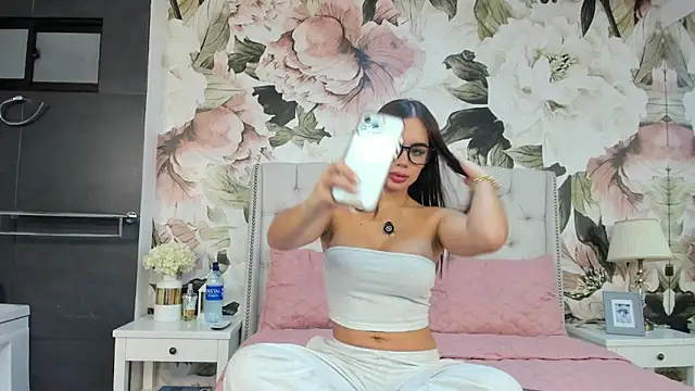 MaddyMay  online show from 11/04/25, 09:03