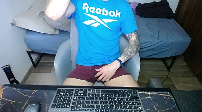 Snapshot of bossking017 chatting on 02/15/25, 06:01 bossking017 online show from 02/15/25, 06:01