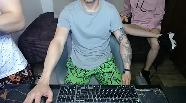 Snapshot of bossking017 chatting on 02/21/25, 06:04 bossking017 online show from 02/21/25, 06:04